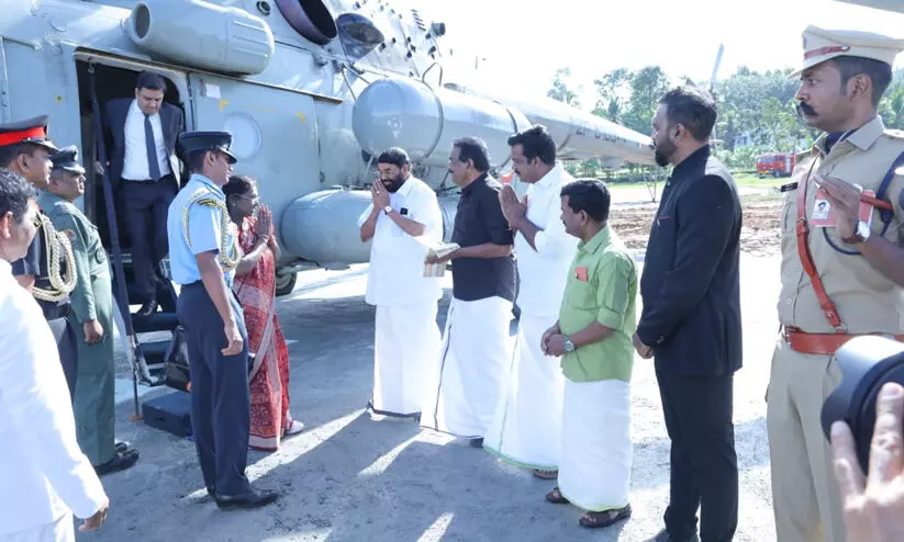 ശബരിമല യാത്ര തുടങ്ങി രാഷ്ട്രപതി; നിലക്കൽ മുതൽ പമ്പ വരെ കനത്ത സുരക്ഷ ശബരിമല യാത്ര തുടങ്ങി രാഷ്ട്രപതി; നിലക്കൽ മുതൽ പമ്പ വരെ കനത്ത സുരക്ഷ