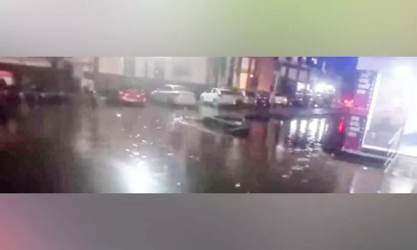 ആലുവ റെയിൽവേ സ്റ്റേഷനിൽ അനധികൃത പാർക്കിങ് ദുരിതം സൃഷ്ടിക്കുന്നു ആലുവ റെയിൽവേ സ്റ്റേഷനിൽ അനധികൃത പാർക്കിങ് ദുരിതം സൃഷ്ടിക്കുന്നു