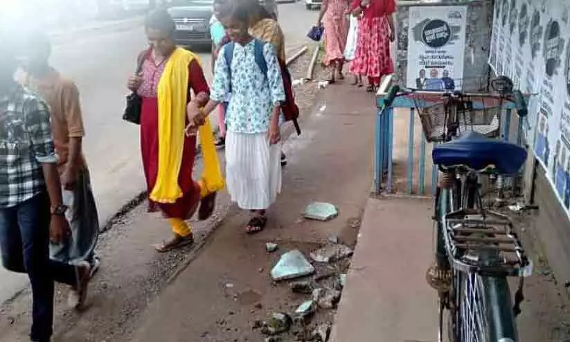 കെട്ടിടത്തിന്റെ ഭാഗങ്ങൾ തകർന്ന് റോഡിലേക്ക് വീഴുന്നു; കാൽനടക്കാരുടെ ജീവൻ അപകട ഭീഷണിയിൽ കെട്ടിടത്തിന്റെ ഭാഗങ്ങൾ തകർന്ന് റോഡിലേക്ക് വീഴുന്നു; കാൽനടക്കാരുടെ ജീവൻ അപകട ഭീഷണിയിൽ