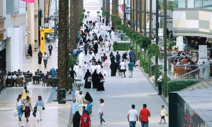 ഇന്ത്യക്കാർ ഒന്നാം സ്ഥാനത്ത് തുടരുന്നു; പ്രാദേശിക തൊഴിൽ വിപണിയിൽ പ്രവാസി വർധന ഇന്ത്യക്കാർ ഒന്നാം സ്ഥാനത്ത് തുടരുന്നു; പ്രാദേശിക തൊഴിൽ വിപണിയിൽ പ്രവാസി വർധന