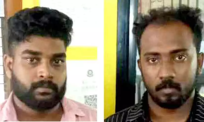 സ്കൂട്ടര് യാത്രക്കാരെ ഭീഷണിപ്പെടുത്തി പണം കൈക്കലാക്കിയവർ പിടിയിൽ സ്കൂട്ടര് യാത്രക്കാരെ ഭീഷണിപ്പെടുത്തി പണം കൈക്കലാക്കിയവർ പിടിയിൽ