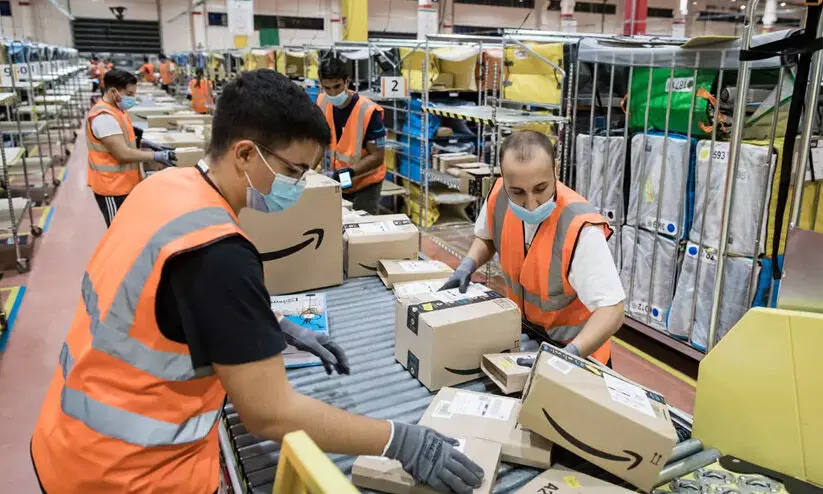 അഞ്ച് ലക്ഷം ജീവനക്കാരെ ആമസോൺ പിരിച്ചുവിടുന്നു; പകരം റോബോട്ടുകൾ അഞ്ച് ലക്ഷം ജീവനക്കാരെ ആമസോൺ പിരിച്ചുവിടുന്നു; പകരം റോബോട്ടുകൾ