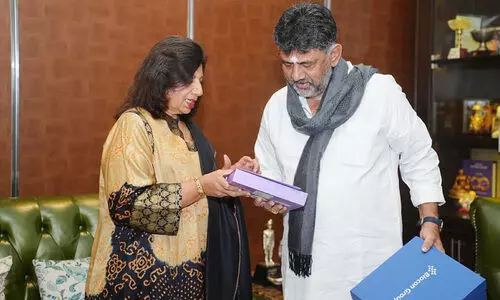 ദീ​പാ​വ​ലി മ​ധു​ര​വു​മാ​യി മ​ജും​ദാ​ർ ഷാ ​മു​ഖ്യ​മ​ന്ത്രി​ക്ക​രി​കെ