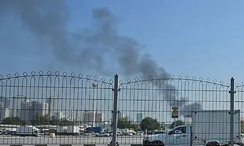 ഷാ​ർ​ജ​യി​ലെ വ്യ​വ​സാ​യ മേ​ഖ​ല​യി​ൽ തീ​പി​ടി​ത്തം