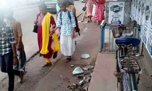 കെട്ടിടത്തിന്റെ ഭാഗങ്ങൾ തകർന്ന് റോഡിലേക്ക് വീഴുന്നു; കാൽനടക്കാരുടെ ജീവൻ അപകട ഭീഷണിയിൽ കെട്ടിടത്തിന്റെ ഭാഗങ്ങൾ തകർന്ന് റോഡിലേക്ക് വീഴുന്നു; കാൽനടക്കാരുടെ ജീവൻ അപകട ഭീഷണിയിൽ