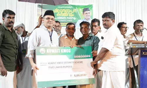 കെ.​എം.​സി.​സി സോ​ഷ്യ​ൽ സെ​ക്യൂ​രി​റ്റി സ്കീം ​കൈ​മാ​റി