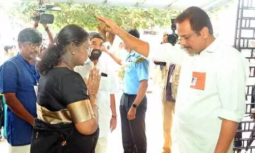 മാലയിട്ട്, കറുപ്പണിഞ്ഞെത്തിയ രാഷ്ട്രപതിക്ക് സുഖദർശനം