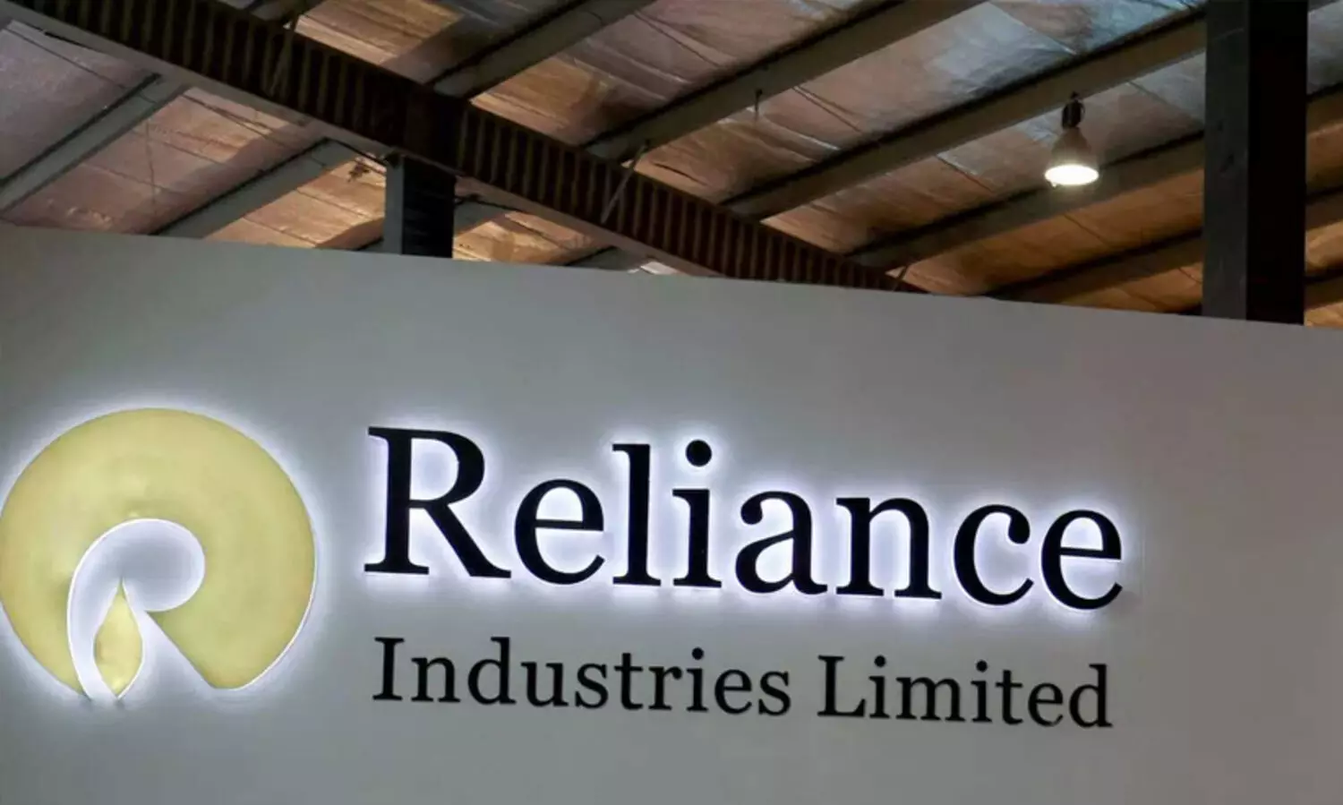 റഷ്യയിൽ നിന്നുള്ള എണ്ണ ഇറക്കുമതി നിർത്താൻ തീരുമാനിച്ച് റിലയൻസ്