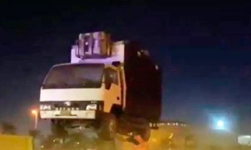 10 അനധികൃത ഭക്ഷണ ട്രക്കുകൾ പിടികൂടി 10 അനധികൃത ഭക്ഷണ ട്രക്കുകൾ പിടികൂടി