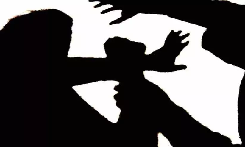 ബംഗളൂരുവിൽ സ്ത്രീയെ കൂട്ടബലാത്സംഗം ചെയ്ത ശേഷം വീട് കൊള്ളയടിച്ചു; മൂന്നുപേർ അറസ്റ്റിൽ ബംഗളൂരുവിൽ സ്ത്രീയെ കൂട്ടബലാത്സംഗം ചെയ്ത ശേഷം വീട് കൊള്ളയടിച്ചു; മൂന്നുപേർ അറസ്റ്റിൽ