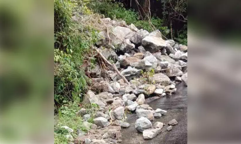 അപകട ഭീഷണിയായി റോഡിലേക്ക്   ഇടിഞ്ഞു വീണ പാറക്കല്ലുകൾ അപകട ഭീഷണിയായി റോഡിലേക്ക്   ഇടിഞ്ഞു വീണ പാറക്കല്ലുകൾ