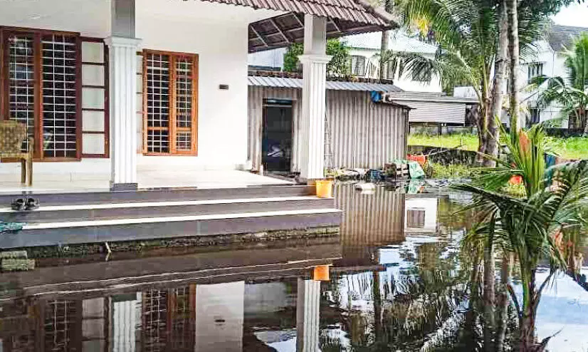 പൊതുതോട് കൈയേറി മതിൽ കെട്ടി; കുടുംബങ്ങൾ വെള്ളക്കെട്ടിൽ