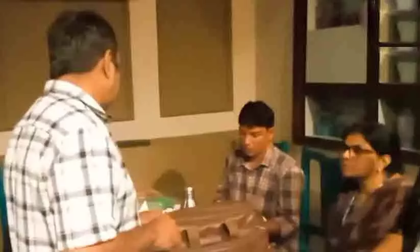 ജി.എസ്.ടി തുക തട്ടാൻ കൃത്രിമ ബില്ലിംഗ് സോഫ്റ്റ്വെയർ; ഹോട്ടലുകളിലും റസ്റ്റോറന്റുകളിലും ‘ഓപ്പറേഷൻ ഹണി ഡ്യൂക്സിൽ കണ്ടെത്തിയത് വൻ വെട്ടിപ്പ്’ ജി.എസ്.ടി തുക തട്ടാൻ കൃത്രിമ ബില്ലിംഗ് സോഫ്റ്റ്വെയർ; ഹോട്ടലുകളിലും റസ്റ്റോറന്റുകളിലും ‘ഓപ്പറേഷൻ ഹണി ഡ്യൂക്സിൽ കണ്ടെത്തിയത് വൻ വെട്ടിപ്പ്’