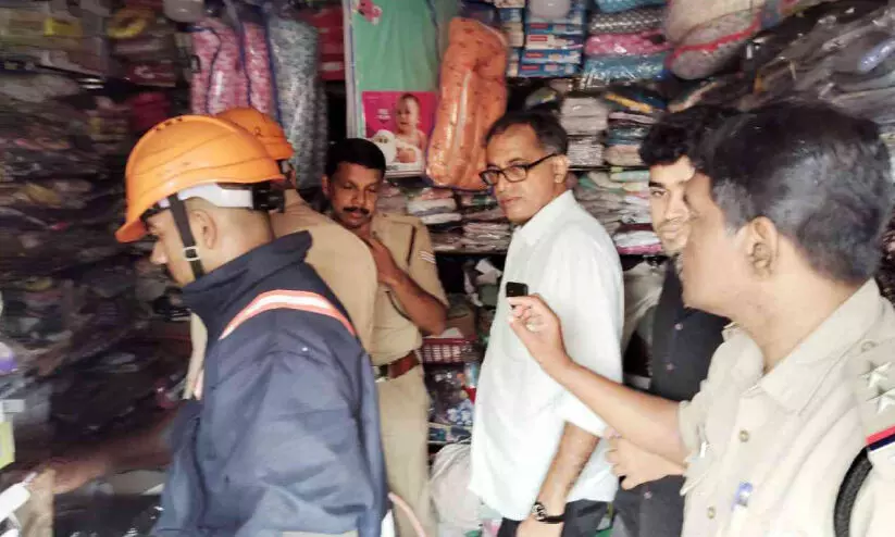 വ്യാപാര സ്ഥാപനത്തിൽ നിന്ന് പുകയുയർന്നത് പരിഭ്രാന്തിക്കിടയാക്കി വ്യാപാര സ്ഥാപനത്തിൽ നിന്ന് പുകയുയർന്നത് പരിഭ്രാന്തിക്കിടയാക്കി