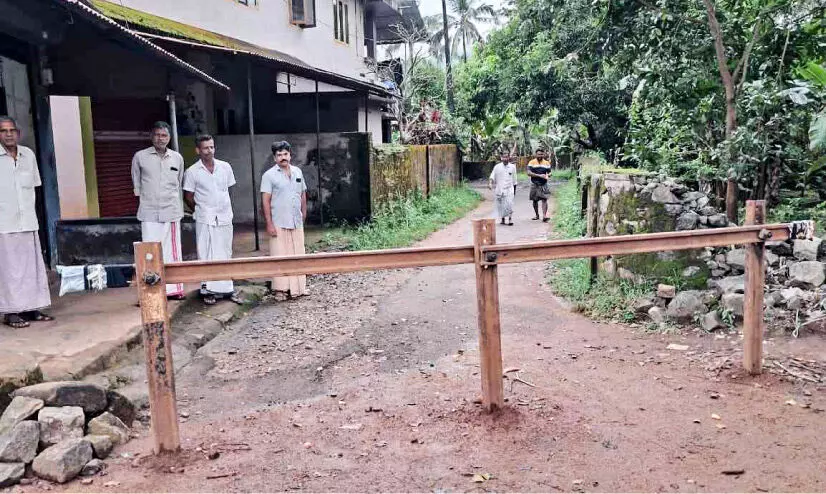 പൊ​തു​വ​ഴി റെ​യി​ൽ​വേ അ​ട​ച്ചു​; ദു​രി​ത​ത്തി​ലാ​യി യാ​ത്ര​ക്കാ​ർ