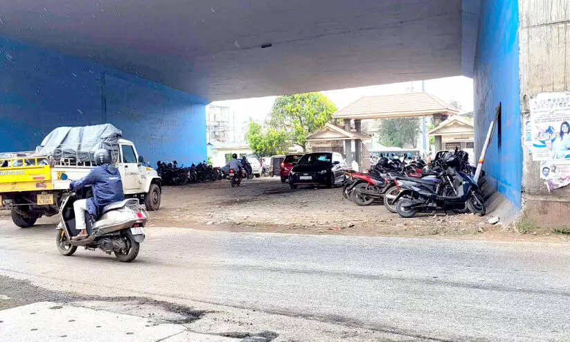 അടിപ്പാതയിൽ അനധികൃത പാർക്കിങ്; ഗതാഗതക്കുരുക്ക് രൂക്ഷം
