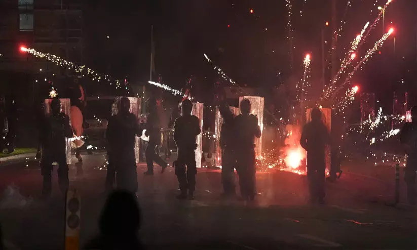 അക്രമാസക്തമായി അയലൻഡിലെ കുടിയേറ്റ വിരുദ്ധ കലാപം; പൊലീസ് ഉദ്യോഗസ്ഥർക്ക് പരിക്ക്, 24 പേർ അറസ്റ്റിൽ അക്രമാസക്തമായി അയലൻഡിലെ കുടിയേറ്റ വിരുദ്ധ കലാപം; പൊലീസ് ഉദ്യോഗസ്ഥർക്ക് പരിക്ക്, 24 പേർ അറസ്റ്റിൽ