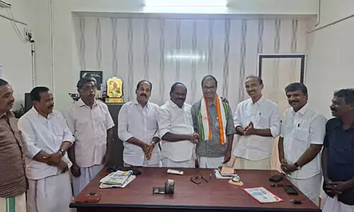 മ​ന്ത്രി വീ​ണ ജോ​ര്‍ജിനെ വിമർശിച്ച സി.പി.എം നേതാവ് പി.ജെ. ജോണ്‍സണ്‍ കോണ്‍ഗ്രസിൽ