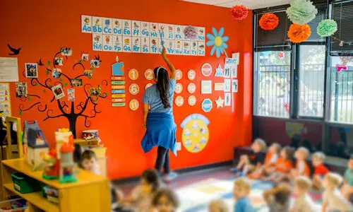 അം​ഗീ​കാ​ര​മി​ല്ലാ​തെ ഉ​ദ്ഘാ​ട​നം; കി​ന്റ​ർ​ഗാ​ർ​ട്ട​നെ​തി​രെ ന​ട​പ​ടി​ക്ക് ശി​പാ​ർ​ശ