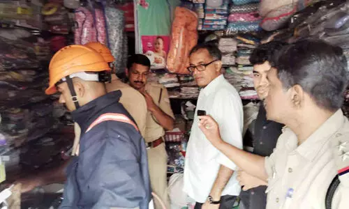 വ്യാപാര സ്ഥാപനത്തിൽ നിന്ന് പുകയുയർന്നത് പരിഭ്രാന്തിക്കിടയാക്കി