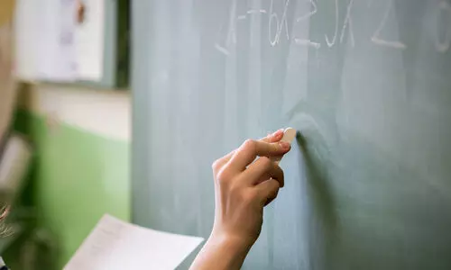 തിരക്കേറുന്ന സ്കൂളുകളുമായി പൊലീസും