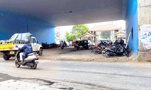 അടിപ്പാതയിൽ അനധികൃത പാർക്കിങ്; ഗതാഗതക്കുരുക്ക് രൂക്ഷം