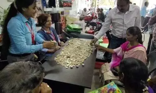 ചാക്ക് നിറയെ നാണയ തുട്ടുകളുമായി മകളുടെ ആഗ്രഹം സാധിക്കാൻ സ്കൂട്ടർ ഷോറൂമിലെത്തി പിതാവ്; കണ്ടു നിന്നവരുടെ കണ്ണ് നിറച്ച് ഛത്തീസ്ഗഡിൽ നിന്നൊരു രംഗം