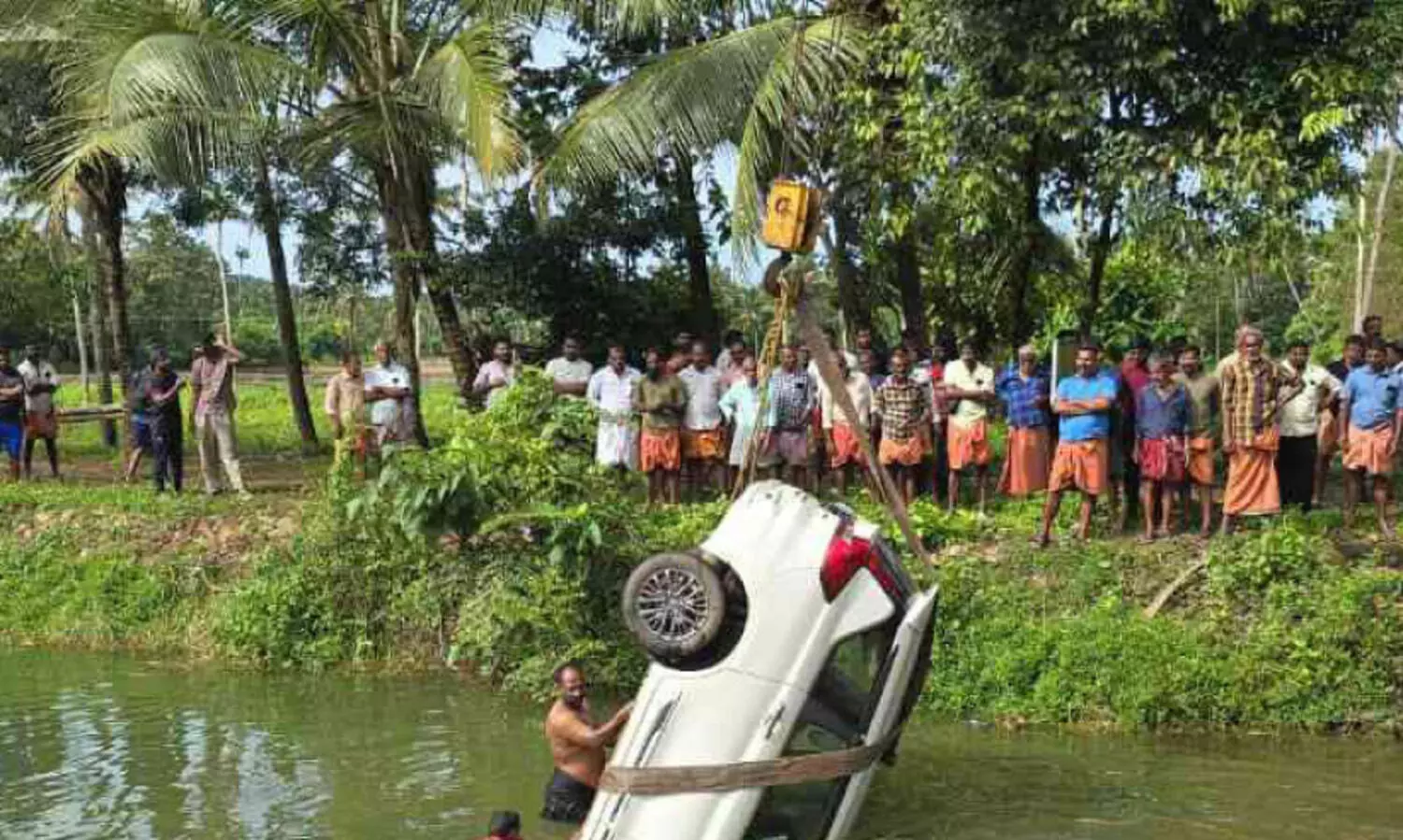 കാര്‍ നിയന്ത്രണംവിട്ട് കുളത്തിലേക്ക് വീണു; ഡ്രൈ​വ​ര്‍ അ​ത്ഭു​ത​ക​ര​മാ​യി ര​ക്ഷ​പ്പെ​ട്ടു