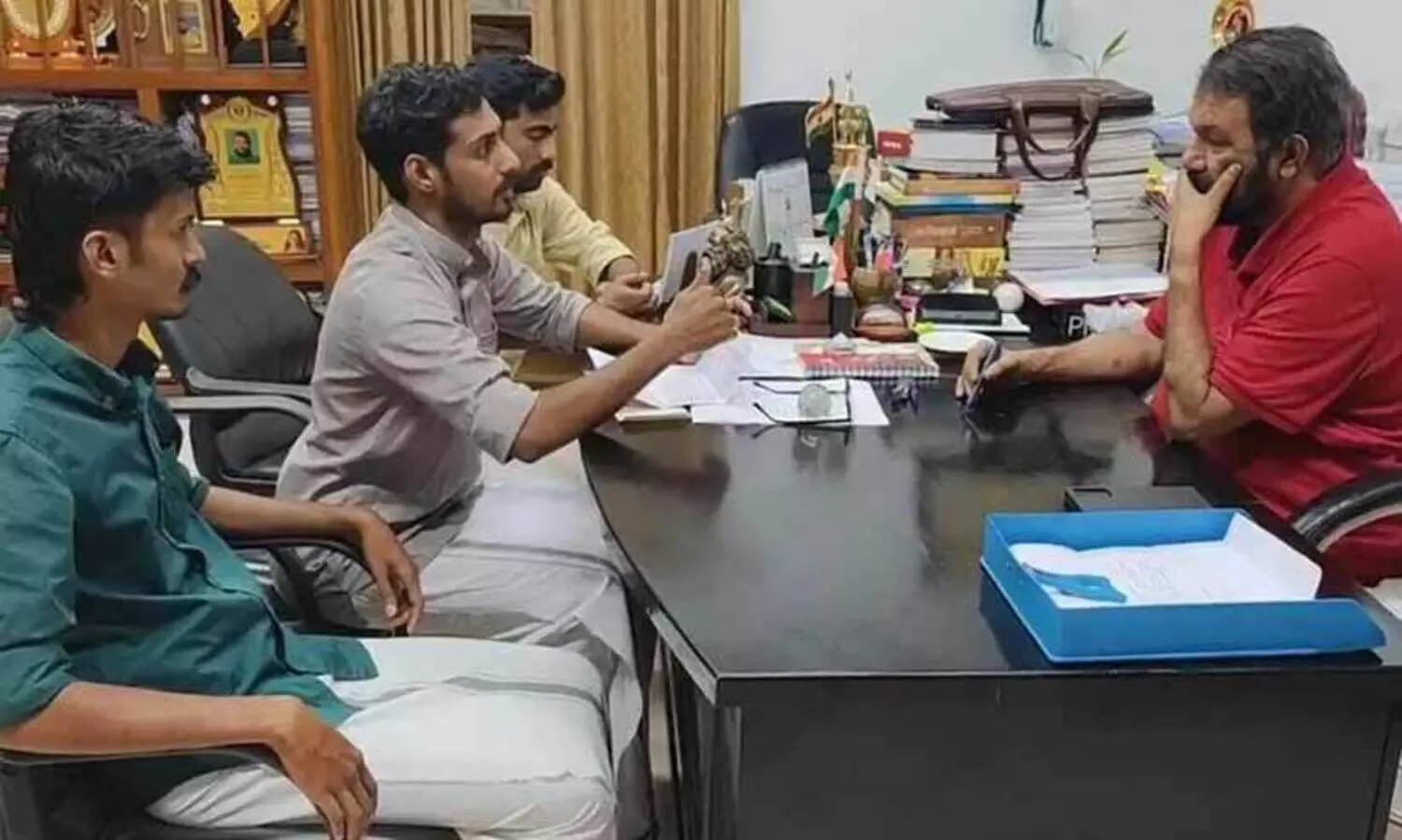 പി.എംശ്രീ ഒപ്പിട്ടതിൽ വിദ്യാഭ്യാസ മന്ത്രിയെ ഓഫീസിലെത്തി അഭിനന്ദിച്ച് എ.ബി.വി.പി; ഇത് ഞങ്ങളുടെ സമരവിജയം