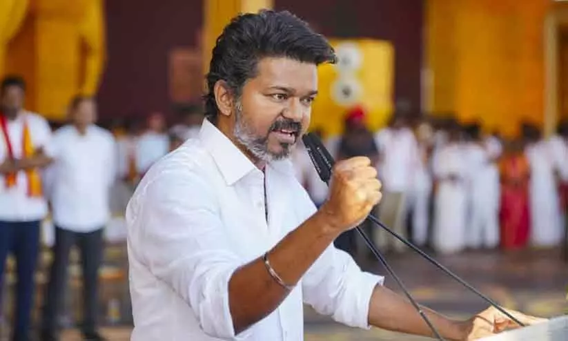 റോഡ് ഷോ അവസാനിപ്പിച്ച് വിജയ്; ഇനി എത്തുക ഹെലികോപ്റ്ററിൽ