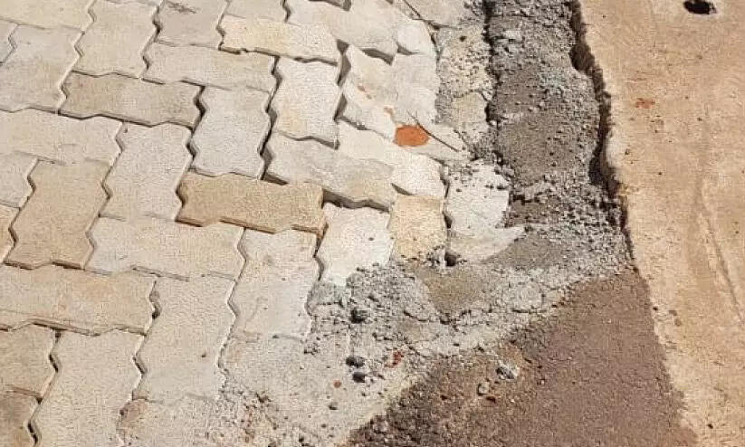 ന​ട​പ്പാ​ത​യി​ലെ ഇ​ന്റ​ർ​ലോ​ക്കു​ക​ൾ ഇ​ള​കി; ത​ട്ടി​ക്കൂ​ട്ട് പ​രി​പാ​ടി​യെ​ന്ന് നാ​ട്ടു​കാ​ർ