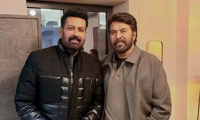 ലണ്ടൻ പഴയ ലണ്ടൻ അല്ലായിരിക്കാം..,പക്ഷേ ബിലാല് പഴയ ബിലാല് തന്നെ; മമ്മൂട്ടിക്കൊപ്പം മനോജ് കെ. ജയൻ ലണ്ടൻ പഴയ ലണ്ടൻ അല്ലായിരിക്കാം..,പക്ഷേ ബിലാല് പഴയ ബിലാല് തന്നെ; മമ്മൂട്ടിക്കൊപ്പം മനോജ് കെ. ജയൻ