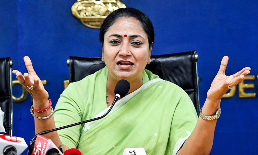 Madhya Rekha സ്ത്രീകൾക്ക് എല്ലായിടത്തും രാത്രി ഷിഫ്റ്റുകളിൽ ജോലി ചെയ്യാമെന്ന് ഡൽഹി സ ...