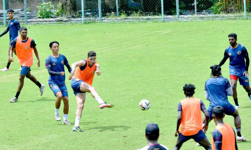 സൂപ്പർ ലീഗ് കേരള; ഉയർത്തെഴുന്നേൽക്കാൻ ഫോഴ്സ കൊച്ചി; തൂത്തുവാരാൻ വാരിയേഴ്സ് സൂപ്പർ ലീഗ് കേരള; ഉയർത്തെഴുന്നേൽക്കാൻ ഫോഴ്സ കൊച്ചി; തൂത്തുവാരാൻ വാരിയേഴ്സ്