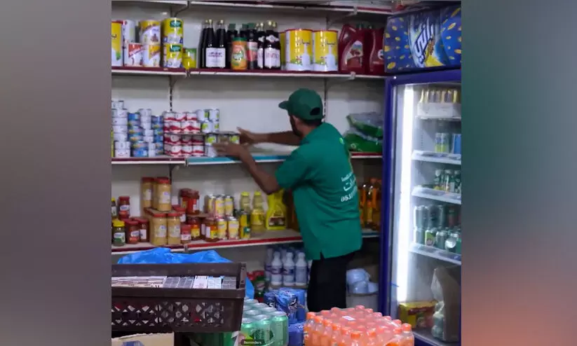 റിയാദിൽ 13.5 ടൺ ഭക്ഷ്യവസ്തുക്കൾ പിടിച്ചെടുക്കുകയും 85 സ്ഥാപനങ്ങൾ അടച്ചുപൂട്ടുകയും ചെയ്തു റിയാദിൽ 13.5 ടൺ ഭക്ഷ്യവസ്തുക്കൾ പിടിച്ചെടുക്കുകയും 85 സ്ഥാപനങ്ങൾ അടച്ചുപൂട്ടുകയും ചെയ്തു