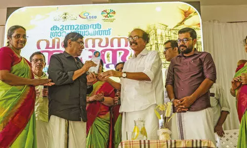 അ​ഹ​മ്മ​ദ് പാ​തി​രി​പ്പ​റ്റ​ക്ക് ആ​ദ​ര​വ്