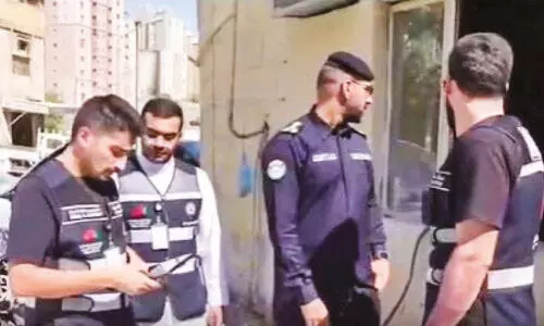 ജ​ലീ​ബ് അ​ൽ ഷു​യൂ​ഖി​ൽ ജ​ന​റ​ൽ ട്രാ​ഫി​ക് വ​കു​പ്പ് പ​രി​ശോ​ധ​ന