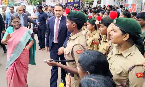 വഴിയിലിറങ്ങി കുട്ടികളുടെ സ്നേഹാദരം ഏറ്റുവാങ്ങി രാഷ്ട്രപതി വഴിയിലിറങ്ങി കുട്ടികളുടെ സ്നേഹാദരം ഏറ്റുവാങ്ങി രാഷ്ട്രപതി