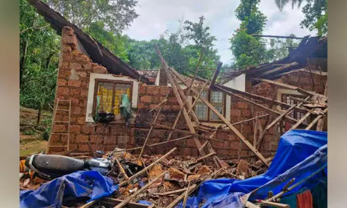 കച്ചേരിപറമ്പിൽ വീട് തകർന്നു; പുറത്തേക്കോടിയ വീട്ടുകാർ രക്ഷപ്പെട്ടു കച്ചേരിപറമ്പിൽ വീട് തകർന്നു; പുറത്തേക്കോടിയ വീട്ടുകാർ രക്ഷപ്പെട്ടു