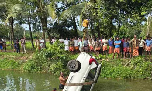 കാര്‍ നിയന്ത്രണംവിട്ട് കുളത്തിലേക്ക് വീണു; ഡ്രൈ​വ​ര്‍ അ​ത്ഭു​ത​ക​ര​മാ​യി ര​ക്ഷ​പ്പെ​ട്ടു