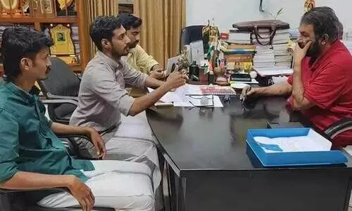 പി.എംശ്രീ ഒപ്പിട്ടതിൽ വിദ്യാഭ്യാസ മന്ത്രിയെ ഓഫീസിലെത്തി അഭിനന്ദിച്ച് എ.ബി.വി.പി; ഇത് ഞങ്ങളുടെ സമരവിജയം