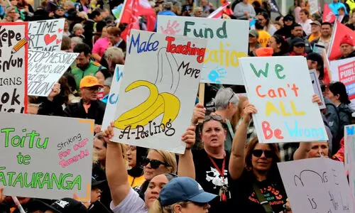 ന്യൂസിലാൻഡിൽ രാജ്യവ്യാപക പണിമുടക്ക്; മെച്ചപ്പെട്ട വേതനത്തിനും തൊഴിൽ സാഹചര്യത്തിനും ആയിരങ്ങൾ തെരുവിലിറങ്ങി