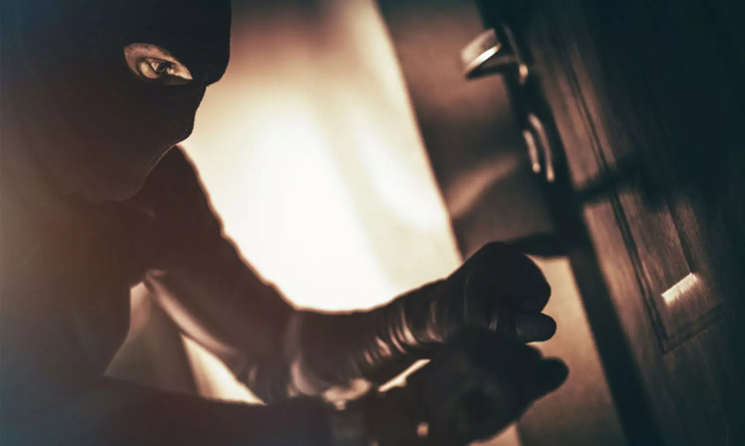 ആളില്ലാത്ത വീട് കുത്തിത്തുറന്ന് രണ്ടേകാൽ പവനും 47,000 രൂപയും കവർന്നു