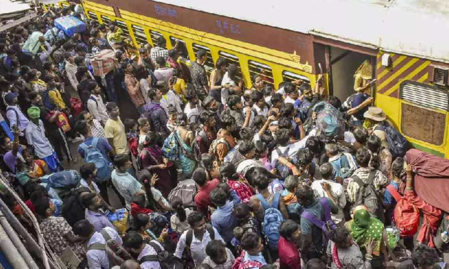 ‘ഉൽസവ നാളുകളിൽ വീടുക​ളിലേക്കു മടങ്ങാനുള്ള ആളുകളുടെ ആഗ്രഹം ഇപ്പോൾ പോരാട്ടമായി മാറിയിരിക്കുന്നു’; ട്രെയ്ൻ യാത്രാ ദുരിതം ഉയർത്തിക്കാട്ടി രാഹുൽ