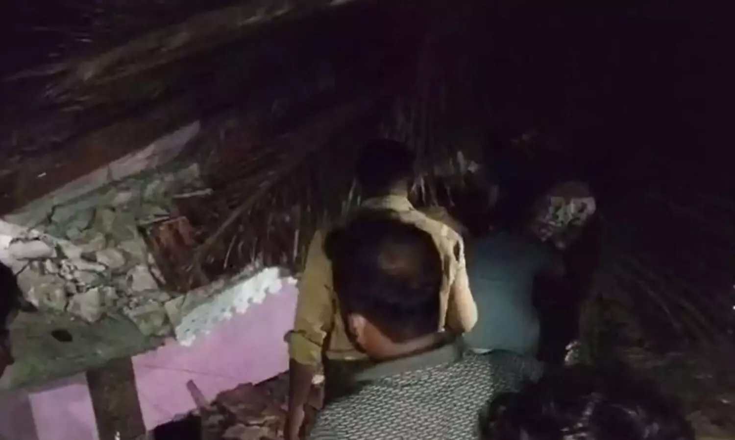 അടിമാലിയിൽ വീടിനു മുകളിലേക്ക് മണ്ണിടിഞ്ഞു, രണ്ടുപേർ കുടുങ്ങികിടക്കുന്നു; രക്ഷാപ്രവർത്തനം തുടരുന്നു