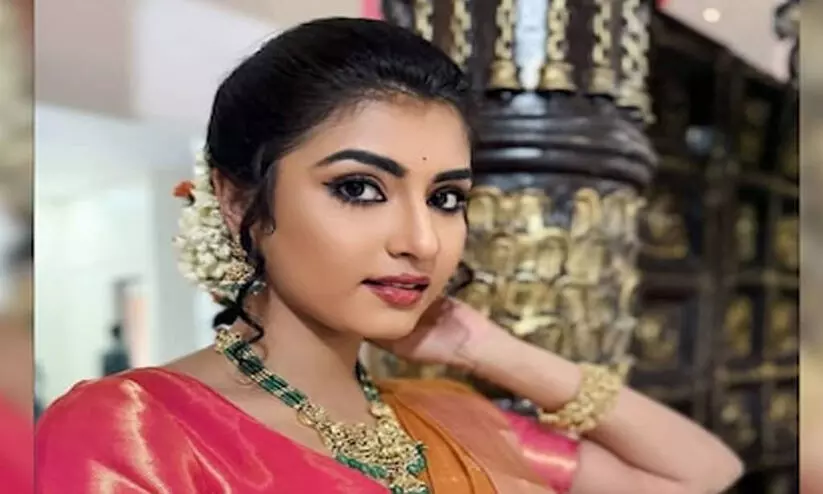 ബൈക്ക് യാത്രികരെ ഇടിച്ചു തെറിപ്പിച്ച് നിർത്താതെ പോയ കാർ ഓടിച്ചത് കന്നഡ നടി ദിവ്യ സുരേഷാണെന്ന് കണ്ടെത്തി