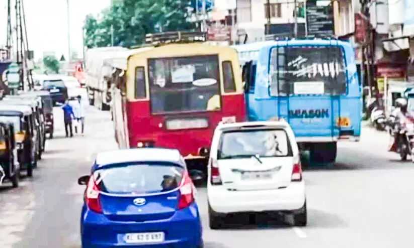 മത്സരയോട്ടം; സ്വകാര്യബസ് ഡ്രൈവറുടെ ലൈസൻസ് റദ്ദാക്കി