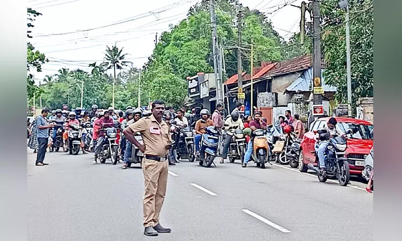 വി.വി.ഐ.പി സന്ദർശനം; ജനത്തെ റോഡിൽ    ‘ബന്ദി’യാക്കി പൊലീസ്​