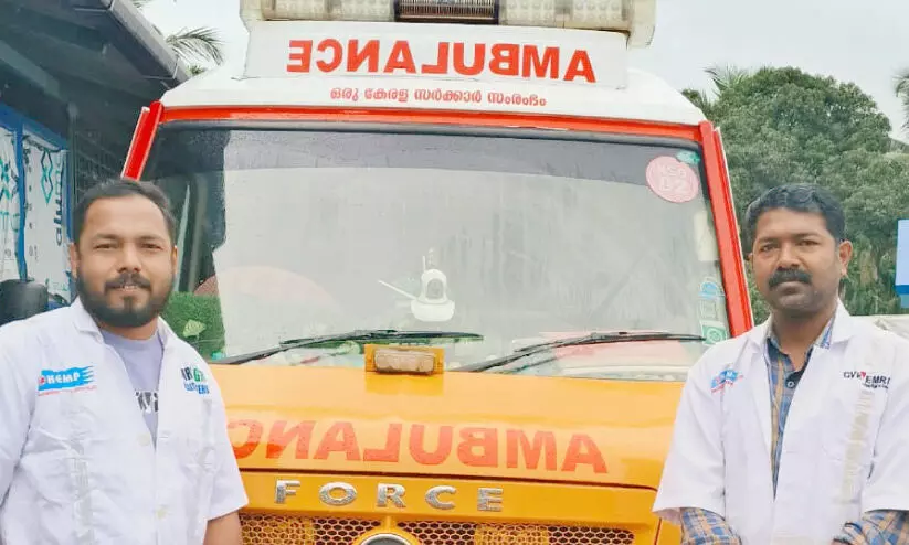 വീ​ട്ടി​ൽ പ്ര​സ​വി​ച്ച യു​വ​തി​ക്കും കു​ഞ്ഞി​നും ര​ക്ഷ​ക​രാ​യി ആം​ബു​ല​ൻ​സ് ജീ​വ​ന​ക്കാ​ർ