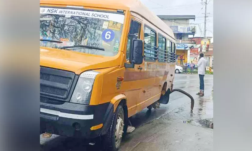 ഓടുന്ന സ്കൂൾ ബസിന്റെ പിൻചക്രം ഊരിപ്പോയി ഓടുന്ന സ്കൂൾ ബസിന്റെ പിൻചക്രം ഊരിപ്പോയി